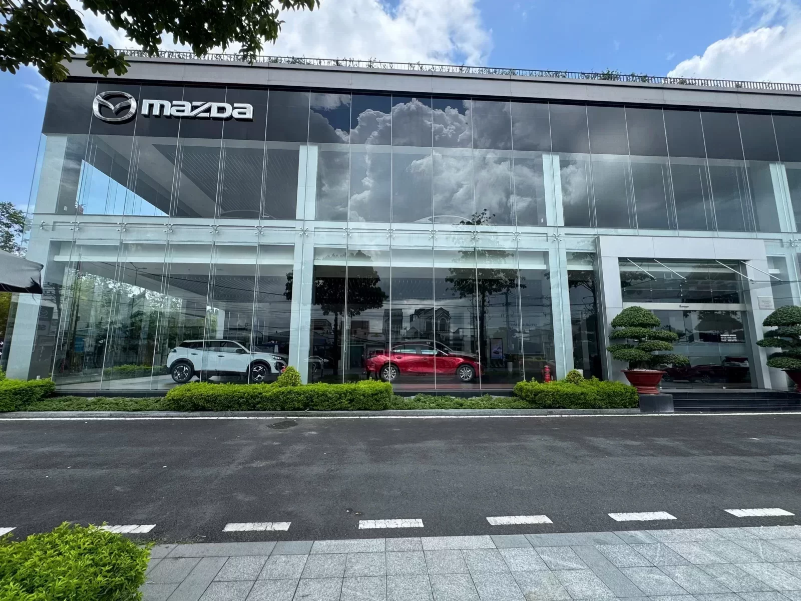 Hình ảnh showroom Mazda Vĩnh Long